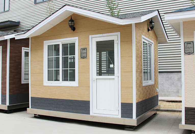 輕鋼崗?fù)? /><br /></p>&nbsp; &nbsp; 有人會(huì)認(rèn)為，<strong>輕鋼房屋</strong>的使用壽命不如傳統(tǒng)的混凝土建筑，但是，根據(jù)國(guó)外經(jīng)驗(yàn)以及實(shí)驗(yàn)數(shù)據(jù)來看，這種體系在歐美發(fā)達(dá)國(guó)家已經(jīng)成熟運(yùn)用，輕鋼住宅結(jié)構(gòu)的使用壽命是90年，使我們可以放心使用的家居住房。盛大鋼結(jié)構(gòu)利用現(xiàn)代新型的建筑材料，包括玻璃棉、歐松板、石膏板、金屬雕花板、瀝青瓦、SBS防水卷材、呼吸紙等材料，解決了該建筑體系的防水、防火、保溫、隔熱、吸引降噪等技術(shù)問題，我們對(duì)<strong>輕鋼房屋</strong>的未來前景是十分看好的。<br /><p>&nbsp; &nbsp; 山西盛大鋼結(jié)構(gòu)近期的新產(chǎn)品除了輕鋼住宅以外，還有集裝箱房屋、輕鋼崗?fù)は盗?、公共衛(wèi)生間系列產(chǎn)品，如果您對(duì)我們的新產(chǎn)品感興趣的話，可以致電我們的銷售客服熱線，我們期待您的來電。</p><p>&nbsp; &nbsp; 本文鏈接：<strong>http://www.szkangchen.com/news/0004511655.html </strong>未經(jīng)允許不得轉(zhuǎn)載。</p><p style=